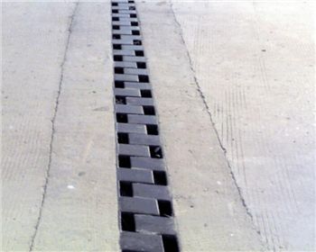 如何控制桥面伸缩缝的施工质量？